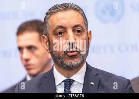 Der Botschafter Libyens, Taher, M. T. Elsonni, spricht am 3. November 2023 im Hauptquartier der Vereinten Nationen in New York während eines Pressegesprächs mit Mitgliedern der Organisation für Islamische Zusammenarbeit Stockfoto