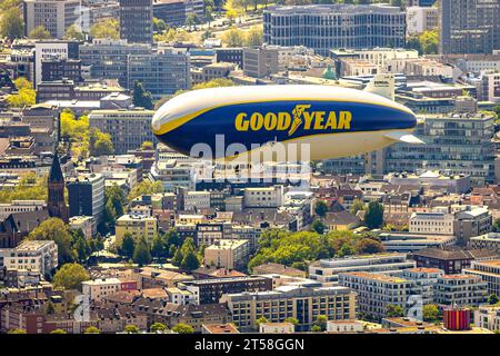 Luftaufnahme, Zeppelin NT Sightseeing Flug über Essen, Skyline von Essen, RWE-Tower, Ostviertel, Essen, Ruhrgebiet, Nordrhein-Westfalen, Deutschland, Fo Stockfoto