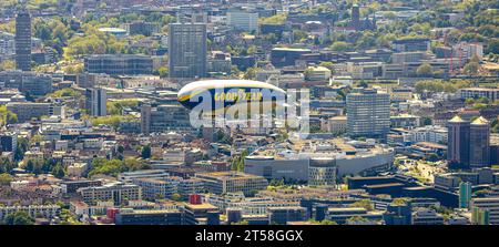 Luftaufnahme, Zeppelin NT Sightseeing Flug über Essen, Skyline von Essen, RWE-Tower, Ostviertel, Essen, Ruhrgebiet, Nordrhein-Westfalen, Deutschland, Fo Stockfoto