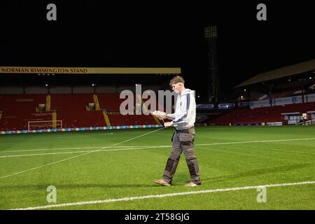 Barnsley, Großbritannien. November 2023. Bodenmitarbeiter bereiten das Spielfeld in Oakwell während des Emirates FA Cup-Spiels Barnsley gegen Horsham FC in Oakwell, Barnsley, Vereinigtes Königreich, am 3. November 2023 (Foto: Mark Cosgrove/News Images) in Barnsley, Vereinigtes Königreich, am 11. März 2023 vor. (Foto: Mark Cosgrove/News Images/SIPA USA) Credit: SIPA USA/Alamy Live News Stockfoto