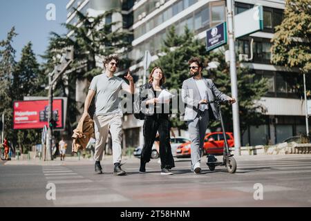 Geschäftsleute in einer geschäftigen Stadt diskutieren Wachstumsstrategien, analysieren den Wettbewerb, verwalten Budgets und planen den finanziellen Erfolg. Stockfoto