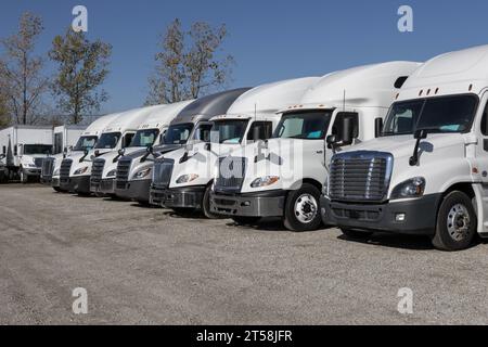 Indianapolis - 2. November 2023: Verkauf von gebrauchten Freightliner- und International Trucks. Gebrauchte Sattelzugmaschinen sind sehr gefragt. Stockfoto