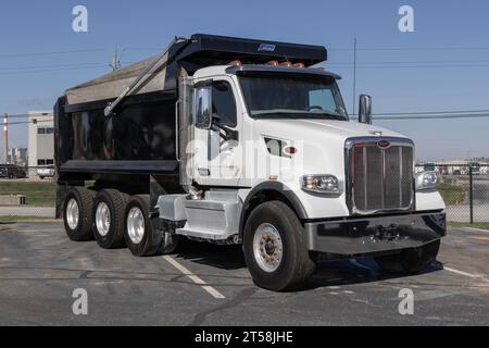 Indianapolis - 2. November 2023: Ausstellung des Peterbilt Semi Dump Trucks in einem Händlerbetrieb. Peterbilt gehört PACCAR Trucks. Stockfoto