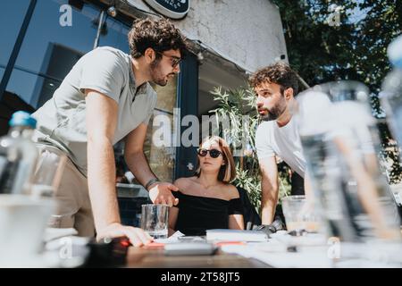 Geschäftsleute diskutieren Verkaufsstrategie, Finanzplanung und Produktentwicklung im Freien in einer Innenstadt. Stockfoto