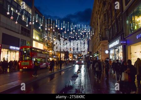 London, Großbritannien. November 2023. In der Oxford Street wurden die Weihnachtslichter dieses Jahres eingeschaltet. Quelle: Vuk Valcic/Alamy Live News Stockfoto