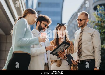 Ein Unternehmensteam diskutiert Strategien und Trends in einer Stadt. Sie konzentrieren sich auf Marktforschung, Innovation und globale Expansion für den Geschäftserfolg. Stockfoto