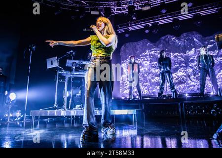 Mailand, Italien. November 2023. Die englische Sängerin und Songwriterin ELLIE GOULDING tritt live bei Fabrique während der Higher Than Heaven Tour auf. Vermerk: Rodolfo Sassano/Alamy Live News Stockfoto