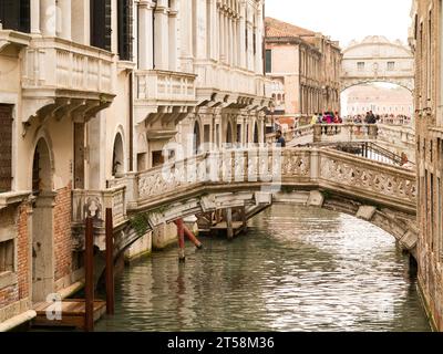 Touristen überqueren die Seufzerbrücke, St. Markusplatz in Venedig, Italien. Stockfoto