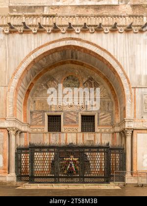 Architektonische Details eines Gewölbes auf dem Markusplatz in Venedig, Italien. Stockfoto