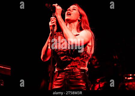 Mailand, Italien. November 2023. Die englische Sängerin und Songwriterin ELLIE GOULDING tritt live bei Fabrique während der Higher Than Heaven Tour auf. Vermerk: Rodolfo Sassano/Alamy Live News Stockfoto