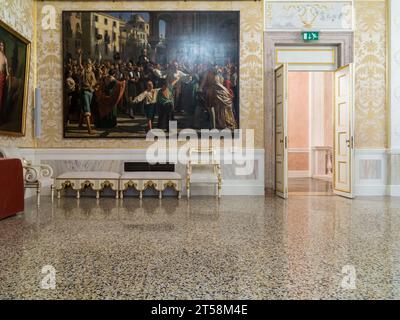 Leerer Saal im Theater La Fenice in Venedig, Italien. Ein großes Gemälde ziert den Raum. Stockfoto