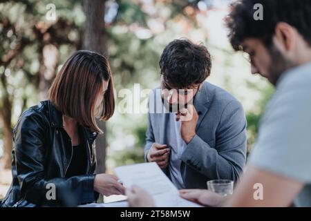 Ein vielseitiges Geschäftsteam verfolgt die Strategie für Umsatz und Rentabilität in einer Coffee Bar in der Innenstadt, um ein nachhaltiges Geschäftswachstum zu erreichen. Stockfoto