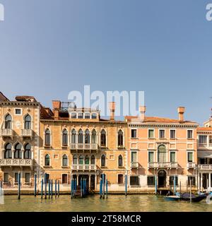 Venezianische Paläste und Villen am Canal Grande in Venedig Italien. Die helle ockerfarbene Farbe dominiert. Stockfoto