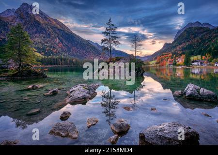 Hintersee, Bayerische Alpen, Deutschland. Landschaftsbild des Hintersees in Südbayern bei schönem Herbstuntergang. Stockfoto