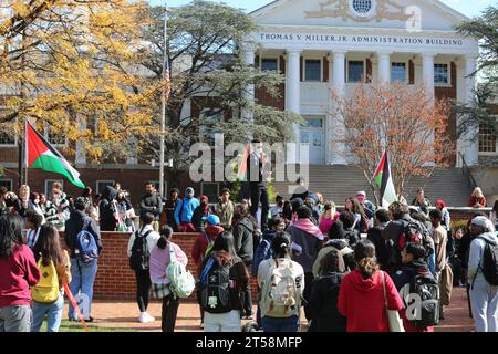 College Park, USA. 31. Oktober 2023. Die Menschen nehmen an einer Kundgebung an der University of Maryland Teil, um Palästina zu unterstützen und einen Waffenstillstand in College Park, Maryland, am 31. Oktober 2023 zu fordern. (Robyn Stevens Brody/SIPA USA) Credit: SIPA USA/Alamy Live News Stockfoto