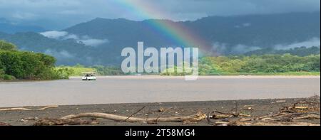 Regenbogen über der Flussmündung des Tarcoles River nach einem tropischen Regenschauer in Costa Rica Stockfoto