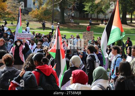 College Park, USA. 31. Oktober 2023. Die Menschen nehmen an einer Kundgebung an der University of Maryland Teil, um Palästina zu unterstützen und einen Waffenstillstand in College Park, Maryland, am 31. Oktober 2023 zu fordern. (Robyn Stevens Brody/SIPA USA) Credit: SIPA USA/Alamy Live News Stockfoto