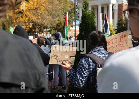 College Park, USA. 31. Oktober 2023. Die Menschen nehmen an einer Kundgebung an der University of Maryland Teil, um Palästina zu unterstützen und einen Waffenstillstand in College Park, Maryland, am 31. Oktober 2023 zu fordern. (Robyn Stevens Brody/SIPA USA) Credit: SIPA USA/Alamy Live News Stockfoto