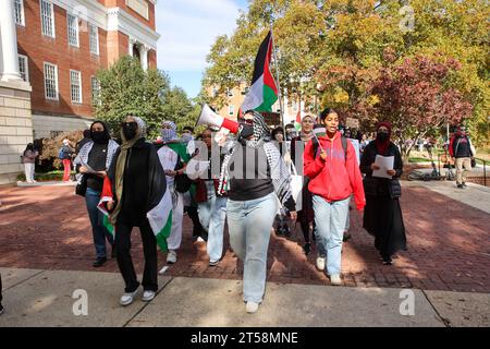 College Park, USA. 31. Oktober 2023. Die Menschen nehmen an einer Kundgebung an der University of Maryland Teil, um Palästina zu unterstützen und einen Waffenstillstand in College Park, Maryland, am 31. Oktober 2023 zu fordern. (Robyn Stevens Brody/SIPA USA) Credit: SIPA USA/Alamy Live News Stockfoto