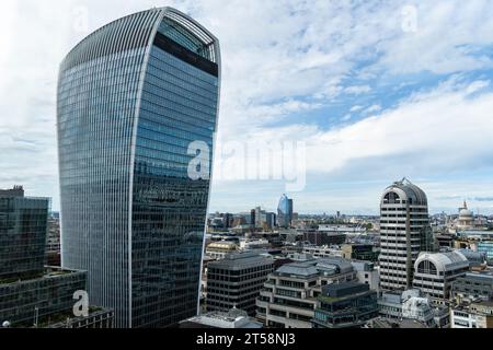 London, Großbritannien - 25. August 2023: Panoramablick auf die Stadt London. 20 Fenchurch Street kommerzieller Wolkenkratzer im Vordergrund Stockfoto