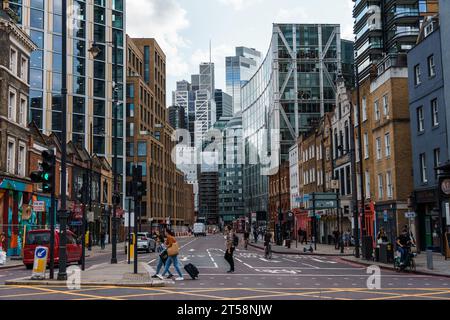 London, Großbritannien - 25. August 2023: Blick auf das Bishopsgate Court in der City of London. Eine geschäftige Straße in London Stockfoto
