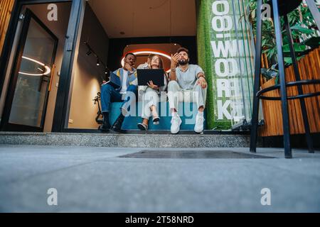 Ein vielseitiges Team von Fachleuten, die in einem kooperativen Bereich zusammenarbeiten. Sie lösen Probleme, sammeln Daten und arbeiten zusammen, um ihr kleines Unternehmen auszubauen. Stockfoto