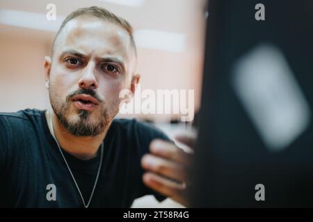 Geschäftsleute diskutieren Herausforderungen, planen Expansionen und analysieren Investitionen in ein Stadtcafé. Stockfoto