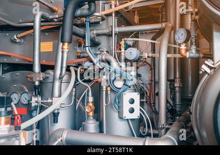 Manometer und Schläuche auf der Rückseite von Industrieanlagen. Industrieller Hintergrund. Stockfoto