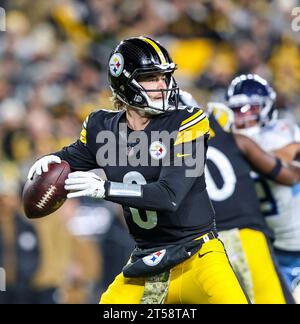 Hookstown, Pennsylvania, USA. November 2023. Der Pittsburgh Steelers Quarterback KENNY PICKETT (8) will den Ball während des NFL-Fußballspiels zwischen den Pittsburgh Steelers und den Tennessee Titans im Acrisure Stadium in Pittsburgh, Pennsylvania, ins Feld werfen. (Kreditbild: © Brent Gudenschwager/ZUMA Press Wire) NUR REDAKTIONELLE VERWENDUNG! Nicht für kommerzielle ZWECKE! Stockfoto