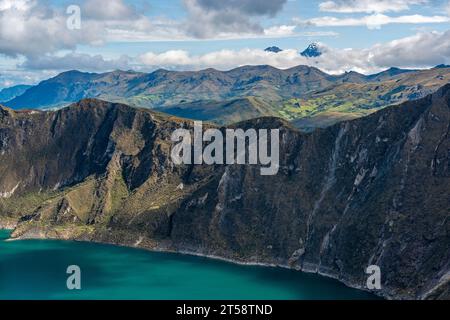 Quilotoa Lagune Landschaft entlang Quilotoa Loop Wanderung mit Ilinizas Nord- und Südgipfel, Ecuador. Stockfoto