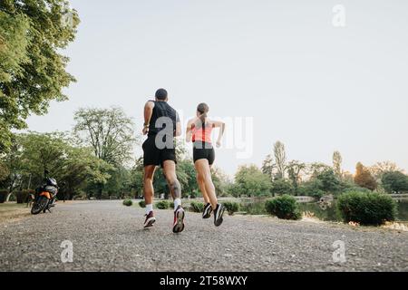Zwei Jogginghosen, die im Park zum Training am Nachmittag laufen. Stockfoto