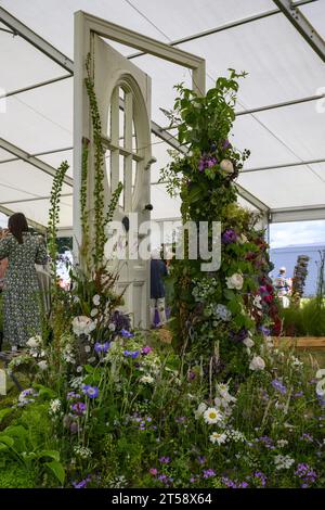 „Make Sense“ Blumeninstallation Nahaufnahme (alte Holztür, schöne schaumfreie Ausstellung) - Flower Show, Tatton Park 2023, Cheshire, England, Großbritannien. Stockfoto