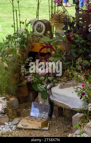 „Rewilding“ Blumeninstallation zeigt Nahaufnahme (alte Möbelstücke, schöne Ausstellung) - Flower Show, Tatton Park 2023, Cheshire, England, Großbritannien. Stockfoto