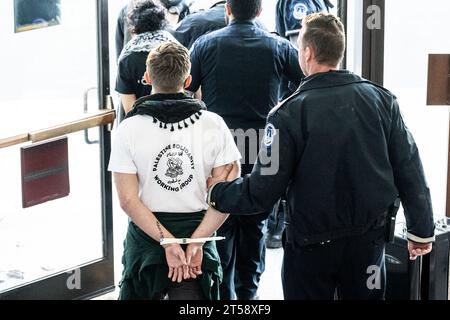 Washington, Usa. November 2023. "Freies Palästina/Gaza"/"Waffenruhe jetzt" Demonstranten werden im US-Kapitol verhaftet. (Foto: Michael Brochstein/SIPA USA) Credit: SIPA USA/Alamy Live News Stockfoto