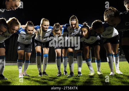 Sint Lambrechts Woluwe, Belgien. November 2023. Der Club YLA wurde vor einem Frauenfußballspiel zwischen Femina White Star Woluwe und Club YLA am acht Spieltag der Saison 2023 - 2024 der Belgischen Lotto Womens Super League am Freitag, den 3. November 2023 in Sint-Lambrechts-Woluwe, Belgien, dargestellt. Quelle: Sportpix/Alamy Live News Stockfoto