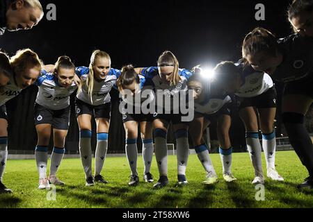 Sint Lambrechts Woluwe, Belgien. November 2023. Der Club YLA wurde vor einem Frauenfußballspiel zwischen Femina White Star Woluwe und Club YLA am acht Spieltag der Saison 2023 - 2024 der Belgischen Lotto Womens Super League am Freitag, den 3. November 2023 in Sint-Lambrechts-Woluwe, Belgien, dargestellt. Quelle: Sportpix/Alamy Live News Stockfoto