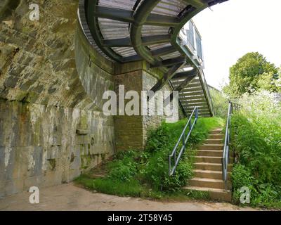 Treppen einer alten Steinbrücke in Irland, alte Brücke aus Steinen und Ziegeln Stockfoto