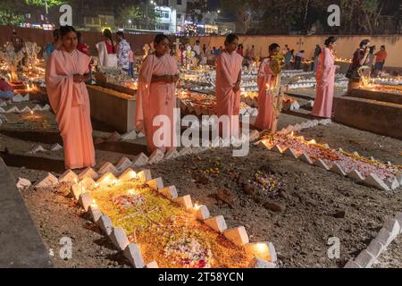 Kalkutta, Indien. November 2023. Indische Katholiken sahen während der Gedenkfeier zum All Souls' Day auf einem Friedhof betend für ihre verstorbenen Verwandten. Indische Katholiken zünden Kerzen für ihre verstorbenen Verwandten an, während der Allseelen-Gedenkfeier auf einem Friedhof, an diesem Tag beten Katholiken für die Toten. (Foto: Dipayan Bose/SOPA Images/SIPA USA) Credit: SIPA USA/Alamy Live News Stockfoto