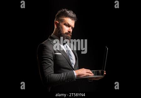 Geschäftskonzept. Geschäftsmann im schwarzen Anzug Porträt auf schwarzem Hintergrund. Stellenangebot. Selbstbewusstes Geschäft. Stockfoto