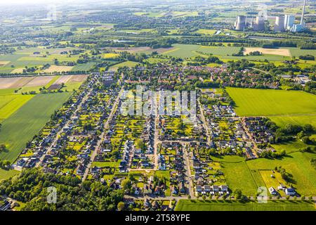 Luftaufnahme, Wohngut Herringer Heide, im Hintergrund das Kraftwerk RWE Generation SE Gersteinwerk, Landkreis Herringen, Hamm, Ruhrgebiet, No Stockfoto