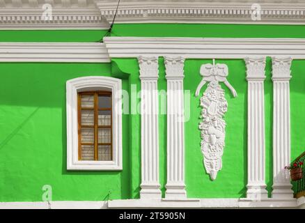 Straßenblick auf eine alte Kolonialfassade in Quito, Ecuador. Stockfoto