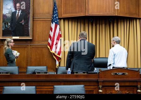 Washington, Usa. November 2023. Mitglieder und Mitarbeiter des Justizkomitees des Repräsentantenhauses sagen die Treueversprechen bei einer Ausschussanhörung im Kapitol der USA. Quelle: SOPA Images Limited/Alamy Live News Stockfoto