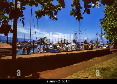 Lahaina, Maui, Hawaii, 2. Juni 1986 - Alte Rutsche des Touristen- und Angelhafens im Hafen von Lahaina, an einem wunderschönen sonnigen Sommertag Stockfoto