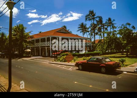 Lahaina, Maui, Hawaii, 2. Juni 1989 - Old Slide of the Pioneer Inn, mit dem Red Roof im Hafen von Lahaina, an einem wunderschönen sonnigen Sommertag Stockfoto