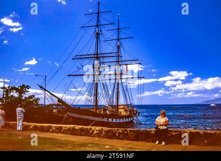 Lahaina, Maui, Hawaii, 2. Juni 1986 - Alte Rutsche des Walfängers, die Karthagier im Hafen von Lahaina, gebunden an Coral Pier, auf einem wunderschönen sonnigen Sommer D Stockfoto