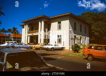 Lahaina, Maui, Hawaii, 2. Juni 1986 - Alte Rutsche des alten Rathauses und des Gerichtsgebäudes im Hafen von Lahaina an einem wunderschönen sonnigen Sommertag Stockfoto