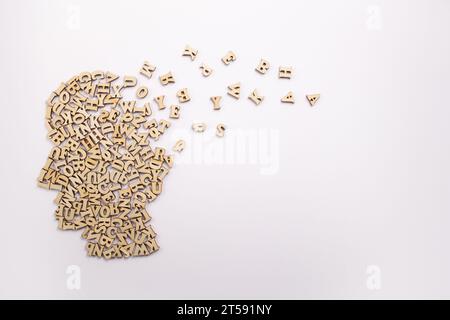 Menschlicher Kopf aus Holzbuchstaben auf weißem Hintergrund. Weltphilosophie Tag 17. November. Stockfoto