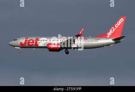 Eine Boeing 737-800 des Jet2 nähert sich dem Flughafen London Gatwick Stockfoto