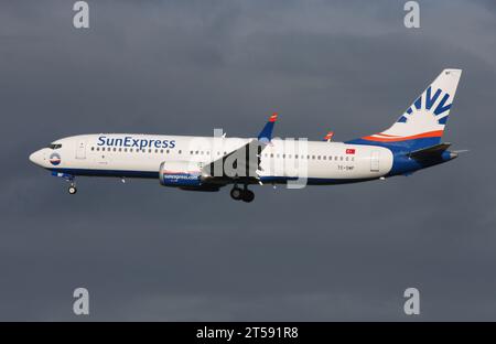 Eine Boeing 737-8 MAX von SunExpress nähert sich dem Flughafen London Gatwick Stockfoto