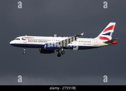 Ein Airbus A320 von British Airways Euroflyer, der sich einem stürmischen Himmel nähert, der sich dem Flughafen London Gatwick nähert Stockfoto